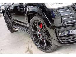 片側30mmワイドのオーバーフェンダーとローダウンで迫力をプラス