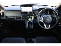 前席全体　広い視界で安心して運転することができますね！