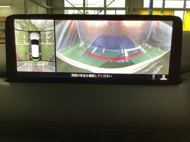 狭い場所での駐車やすれ違いなどでより的確な運転操作に役立つ360°ビューモニターが装備されています。