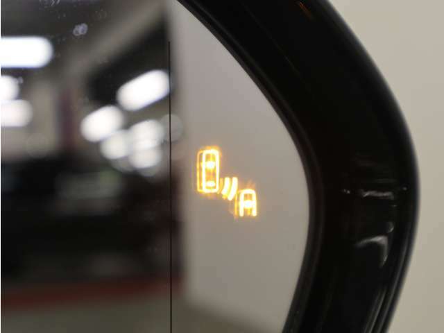 運転席からは死角となる”左右後方”の他車が接近した時にランプを点灯させて知らせてくれる「ブラインドスポットモニター（BSM)」付きです。