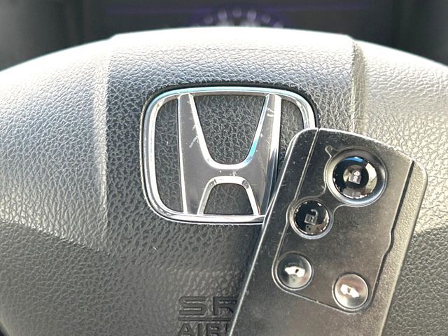【Hondaスマートキー】カバンやポケットに入れたままでもドアの施錠・解錠が可能なスマートキーを装備。エンジンのオン・オフ時もカギを取り出す必要が無いからとっても便利です♪