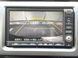 【バックカメラ】駐車時に後方がリアルタイム映像で確認できます。大型商業施設や立体駐車場での駐車時や、夜間のバック時に大活躍！運転スキルに関わらず、今や必須となった装備のひとつです！