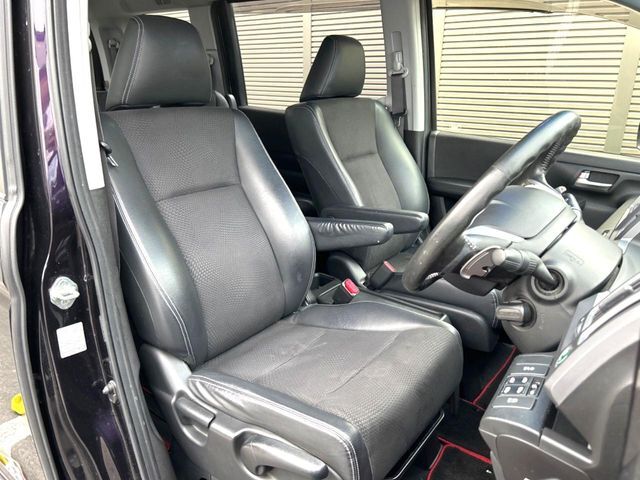 運転席まわりには十分なスペースがあり、大柄な方でもゆったり運転していただける環境です。