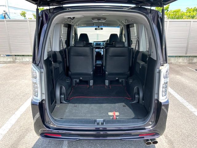 普段のお買い物や通勤、送迎等に十分な荷室スペースを確保しております。セカンドシートを倒すと、大きな荷物の積載も可能です♪