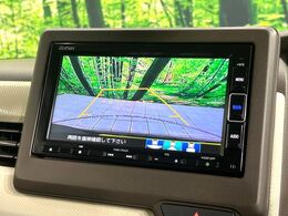 【バックカメラ】駐車時に後方がリアルタイム映像で確認できます。大型商業施設や立体駐車場での駐車時や、夜間のバック時に大活躍！運転スキルに関わらず、今や必須となった装備のひとつです！