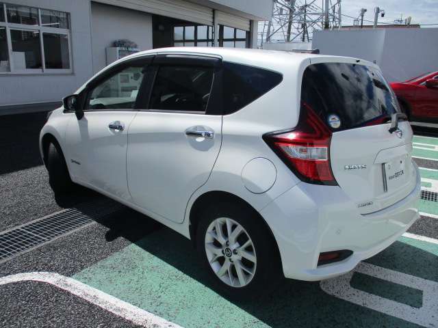 前後プラスチックバイザー付き☆走行中の息抜きは、新鮮な外の空気で♪バイザーがあれば小雨時にもウインドウガラスを少し開けて、車内の換気が出来ます♪
