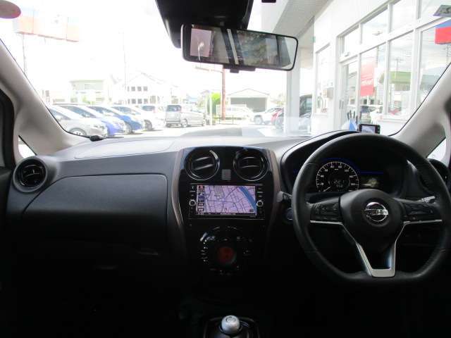 開放的で周囲が広く見渡せる運転席は車両の感覚がつかみやすくて安心安全です♪雨の日も視界良好、油膜や汚れの付着を防止するウィンドウ撥水の施工も承ります♪フロントガラスだけでなく、全ガラスに施工可能です☆