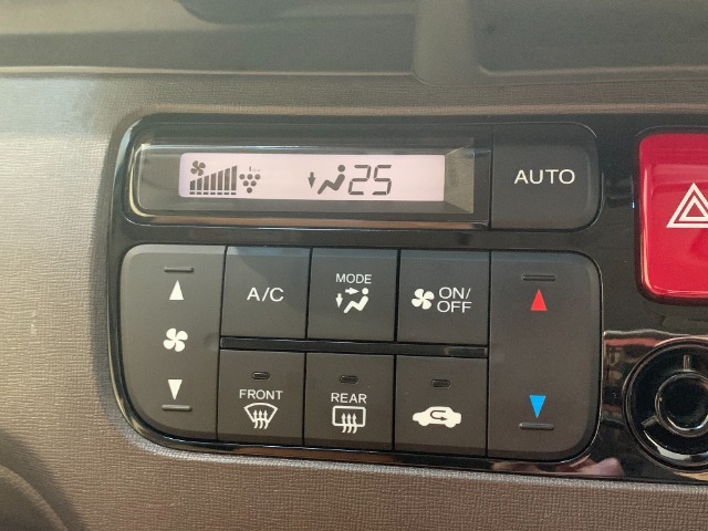 オートエアコンが装備されておりますので車内を快適な温度に保つことが出来ます！！