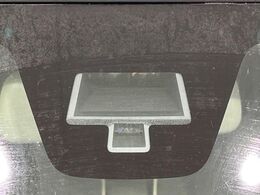 【レーダーブレーキサポート】走行中に前方の車両等を認識し、衝突しそうな時は警報とブレーキで衝突回避と被害軽減をアシスト。より安全にドライブをお楽しみいただけます。