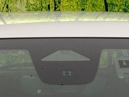 【ホンダセンシング】走行中に前方の車両等を認識し、衝突しそうな時は警報とブレーキで衝突回避と被害軽減をアシスト。より安全にドライブをお楽しみいただけます。