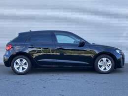 リヤサイドウインドーの後方に小さな三角形の窓を設けた「6ライトキャビン」も、機能と美しさを両立させるAudiの特徴的なデザインです。