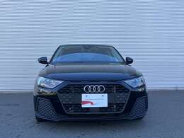 日本人デザイナーの発案によって2005年から採用されている、「シングルフレームグリル」。ひと目でAudiとわかる象徴的なデザインはAudiのブランドイメージを確立しています。