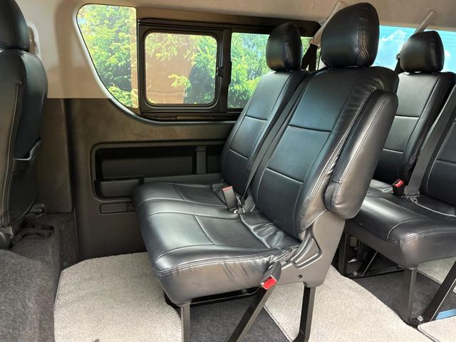 後部座席も気になるようなキズ・汚れやへたり等、大きなダメージはなく、良好な状態です。