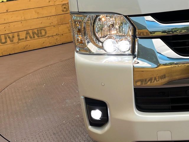 【LEDヘッドライト】悪天候や夜間走行時も良好な視界を確保し安心して運転できる高輝度LEDヘッドライトを装備！点灯速度が早く、消費電力も抑えられています。