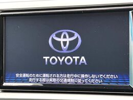 【純正ナビ】人気の純正ナビを装備しております。ナビの使いやすさはもちろん、オーディオ機能も充実！キャンプや旅行はもちろん、通勤や買い物など普段のドライブも楽しくなるはず♪