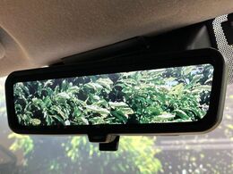 【デジタルインナーミラー】後席の大きな荷物や同乗者で後方が確認しづらい時でも安心！カメラが撮影した車両後方の映像をルームミラー内に表示。クリアな視界で状況の確認が可能です！
