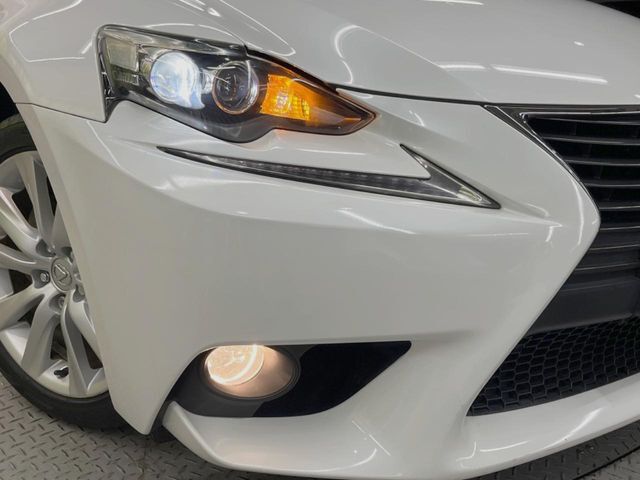 【LEDヘッドライト】悪天候や夜間走行時も良好な視界を確保し安心して運転できる高輝度LEDヘッドライトを装備！点灯速度が早く、消費電力も抑えられています。