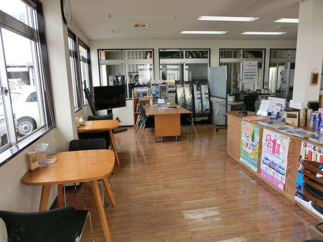 【本社（有）くるまや】広々とした明るい店内ですので、車検・整備・点検等の際もゆっくりとお寛ぎ頂けます♪店内からは整備風景も大きな窓から見ることが出来るので、大切な愛車の様子が一目瞭然で安心です♪