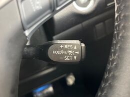 【クルーズコントロール】高速道路もラクラク走行。アクセルを離しても一定速度で走行ができ、長距離運転時の負担を軽減！加速・減速も簡単なスイッチ操作で調整できます。