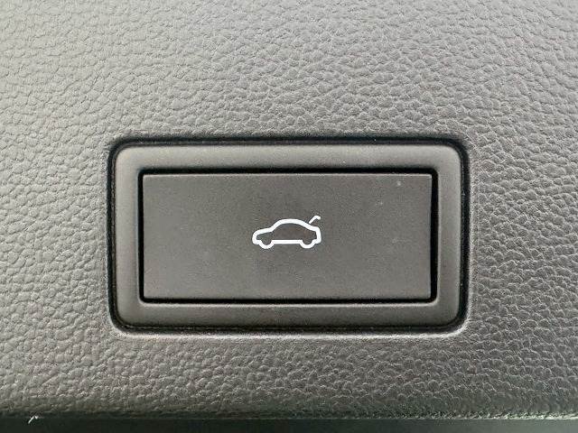 高級車にはお馴染みの【電動リアゲート】搭載。