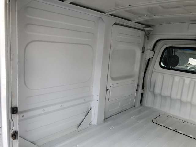 駐車場がございますので、お車でのご来店大歓迎です。電車など、公共機関でお越しの方には無料送迎も行っておりますので、お気軽にお申しつけ下さい。