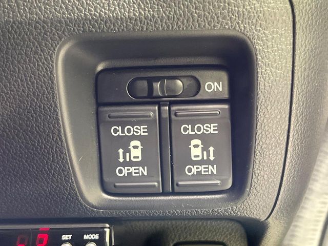 【両側パワースライドドア】スマートキーや運転席のスイッチで後席両側スライドドアの開閉が可能♪電動だから力を入れてドアを開ける必要が無く、小さなお子様でも簡単に開け閉めでき快適です♪