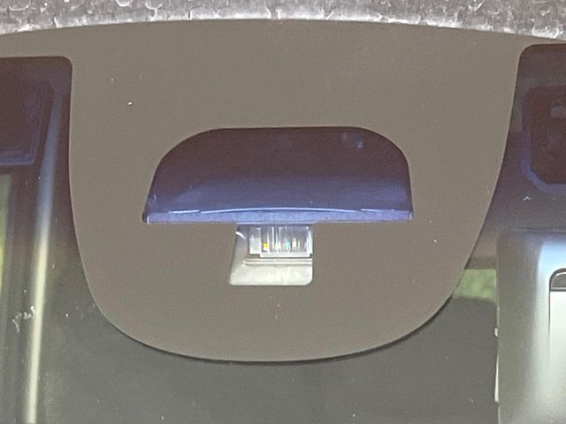 【ホンダセンシング】走行中に前方の車両等を認識し、衝突しそうな時は警報とブレーキで衝突回避と被害軽減をアシスト。より安全にドライブをお楽しみいただけます。