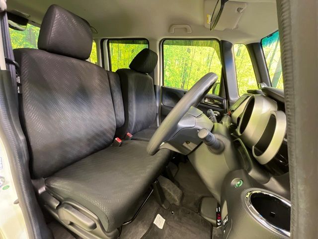 運転席シート廻りは使用感も少なく、良好な状態となっています。丁寧に使われていたことがよくわかりますね。