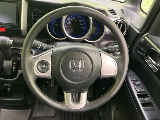 インテリアに合わせたデザインのステアリングは、運転される方のことも考え、運転しやすい形状、大きさです。是非一度、実際に触ってお確かめください。