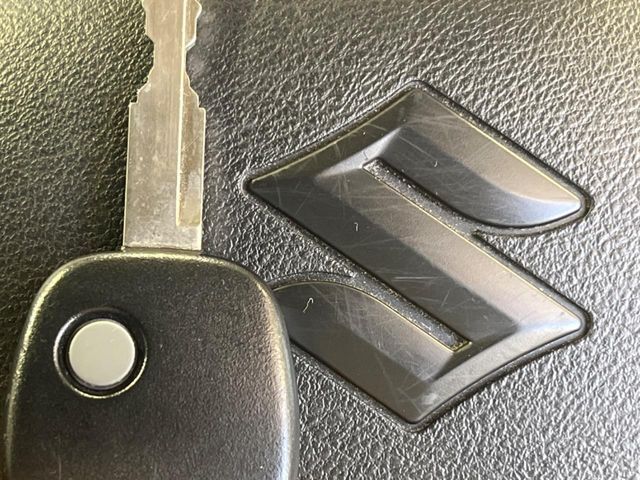 【キーレス】少し離れた場所からでもボタン一つでドアの開錠・施錠ができるのでとっても便利！ドアの鍵穴周りに傷をつけることもありません♪