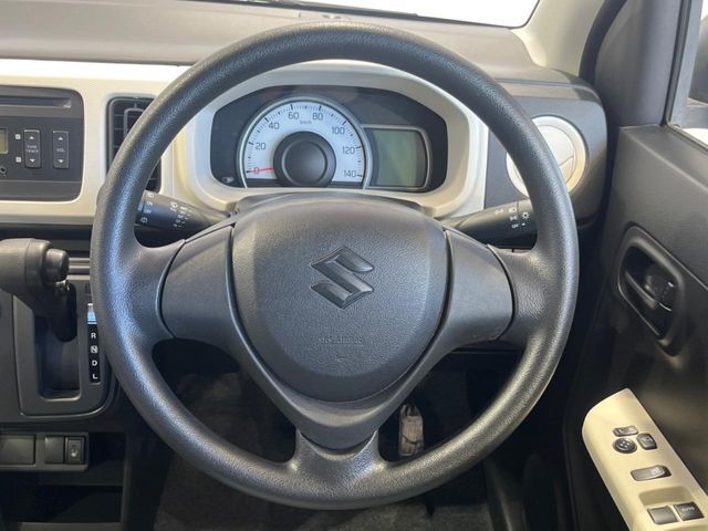 インテリアに合わせたデザインのステアリングは、運転される方のことも考え、運転しやすい形状、大きさです。是非一度、実際に触ってお確かめください。