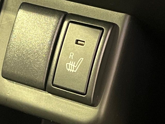【シートヒーター】寒い日に重宝するシートヒーター！エアコンより早く温まってくれるので寒がりの人も安心ですね♪エアコンの温風は乾燥するから苦手、という方にもをおすすめです。
