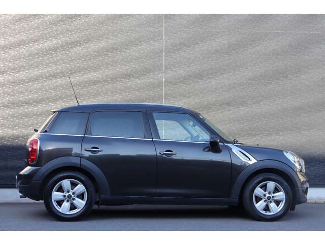 【右】『外装：右側』の画像になります。写真の内容に関してご不明点、ご質問等がございましたらお気軽にガリバー店舗までお問い合わせください。