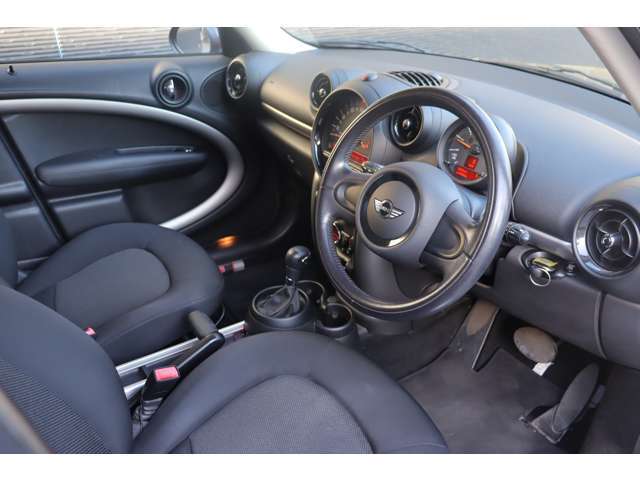 【運転席】『運転席周辺』の画像になります。写真の内容に関してご不明点、ご質問等がございましたらお気軽にガリバー店舗までお問い合わせください。