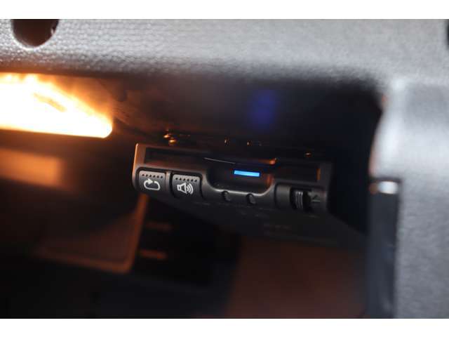 【ETC】有料道路を利用する際に料金所で停止することなく通過できる、ETC車載器（ノンストップ自動料金収受システム機器）が装備されています。セットアップを行うことで利用可能になります。