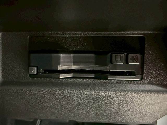 【ETC車載器】を装備しておりますので、ご納車直後からの遠距離ドライブも可能です。土日の利用料金の割引や、朝夕の通行料金を割引料金で高速道路をお楽しみいただけます。