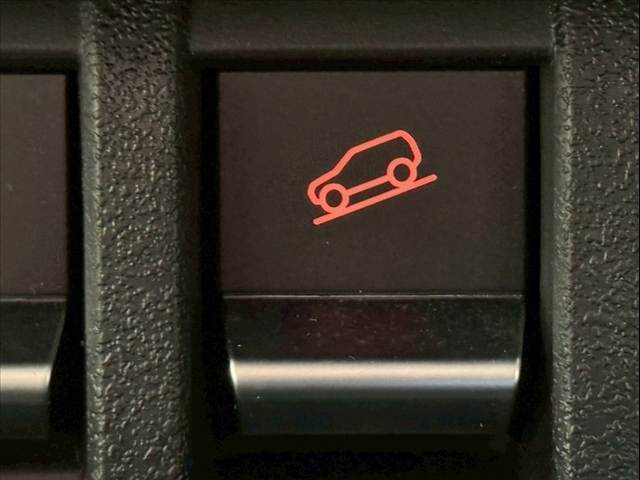 【ヒルディセントコントロール】スイッチひとつで降坂時の車速を低車速にキープ。安定走行をサポートすることで急な下り坂での不安を解消します。