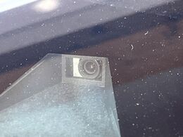 【トヨタセーフティセンス】走行中に前方の車両等を認識し、衝突しそうな時は警報とブレーキで衝突回避と被害軽減をアシスト。より安全にドライブをお楽しみいただけます。