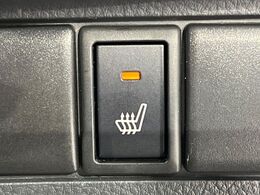 【シートヒーター】寒い日に重宝するシートヒーター！エアコンより早く温まってくれるので寒がりの人も安心ですね♪エアコンの温風は乾燥するから苦手、という方にもをおすすめです。