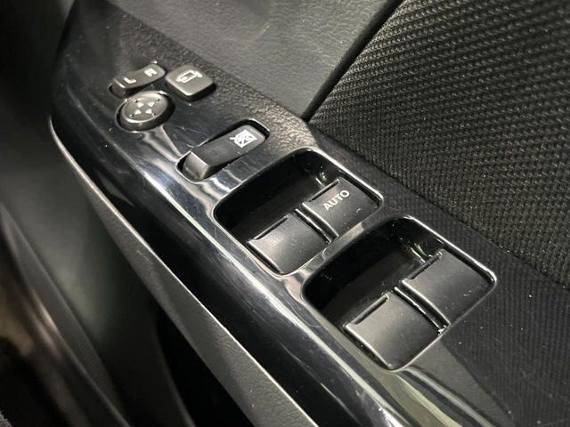 【電動格納ミラー】サイドミラーは電動格納式となっており、狭い駐車場でもキズがつくリスクを抑えられます。