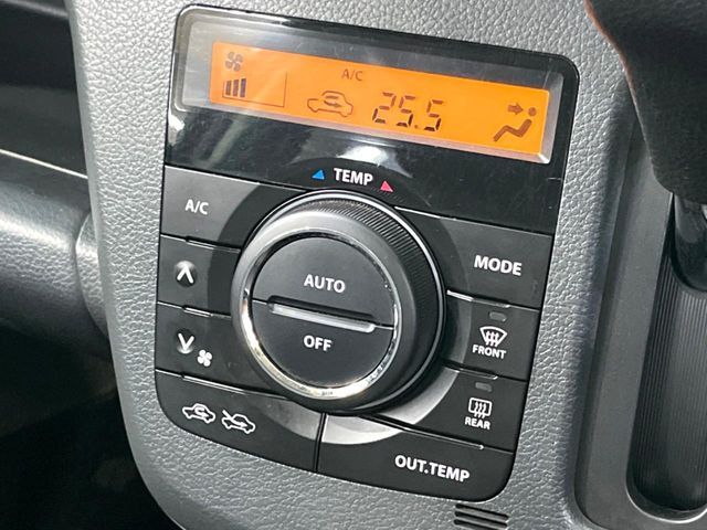 【オートエアコン】一度お好みの温度に設定すれば、車内の温度を検知し風量や温度を自動で調整。暑い…寒い…と何度もスイッチ操作をする必要はありません。快適な車内空間には必須の機能ですね♪