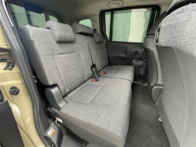 【後部座席】後席もゆったりドライブを楽しめます。内外装はプロこだわりのクリーニングで清潔なおクルマでご納車させていただきます！店舗での現車確認も承っています！