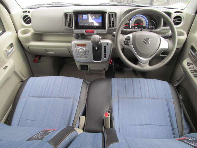 室内も綺麗で清潔感もバッチリです！！☆デニムシートカバーなどで見た目も豪華☆フロントシートヒーターなどの快適装備♪♪