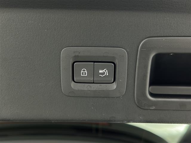 【パワーリアゲート】荷物を抱えた状態でもリアゲートの開閉が可能です！お買い物時やアウトドアの際に役立ちますね。