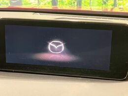 【8インチマツダコネクト】車内の雰囲気にマッチした大型のディスプレイ。スマホ接続でのナビ使用やBluetooth再生等、様々な機能が楽しめます。直感的なダイヤル操作が可能で、使い勝手も良好です。
