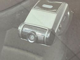 【ドライブレコーダー】安心・安全なカーライフに必須のドライブレコーダーを装備！走行中はもちろん、あおり運転や事故に遭遇した際の状況も映像で記録し、万一のリスクに備えます。