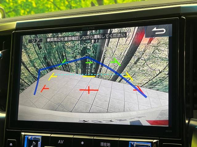 【バックカメラ】駐車時に後方がリアルタイム映像で確認できます。大型商業施設や立体駐車場での駐車時や、夜間のバック時に大活躍！運転スキルに関わらず、今や必須となった装備のひとつです！