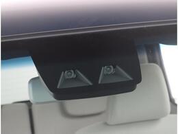 フロントガラス上部に装備されたカメラで前方を常に監視！被害軽減ブレーキや車線逸脱防止支援システムも装備し安全運転をサポートします！！