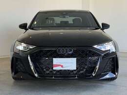 シャープなヘッドライトと存在感あるシングルフレームグリルが印象的なフロントマスク。低く構えたスタンスと力強いグリルが、走りへの期待を高めます。