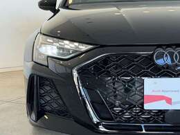 先進技術を駆使したライトシグネチャーが、存在感を際立たせます。フルLEDライトが、鮮明で美しい光を放ちます。彫刻的なデザインのテールライトが、リアビューを華やかに演出。